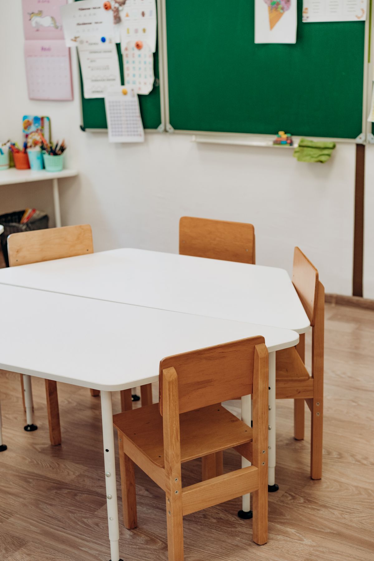 子ども用の小さな椅子と白いテーブルが並ぶ明るい部屋。見学で通される活動室のイメージ