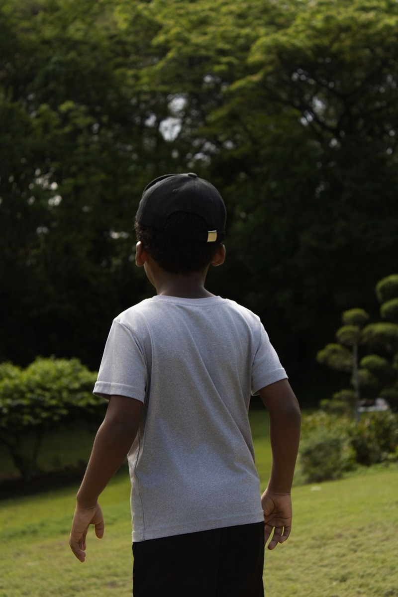 安心して着られる服で公園を歩く子どもの後ろ姿