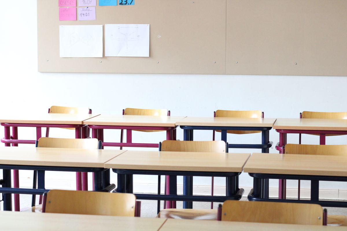 検査結果を共有する先となる、明るい光が差し込む学校の教室