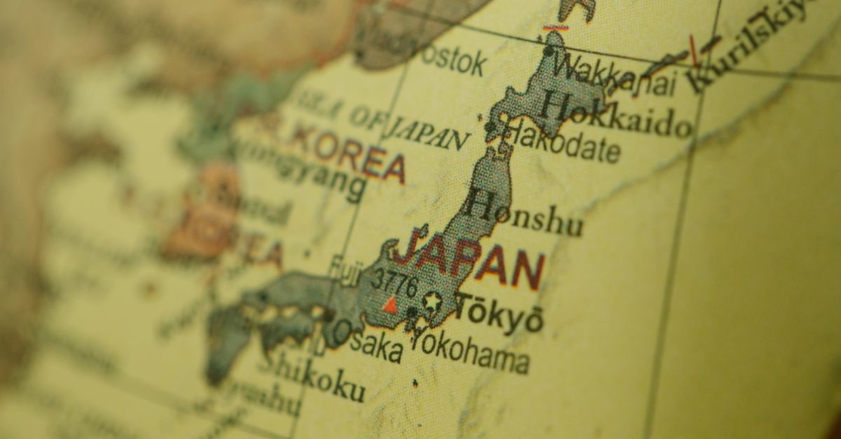 古い紙の地図に描かれた日本列島のクローズアップ。沖縄・茨城・群馬にある3校の本校の位置を確かめるイメージ