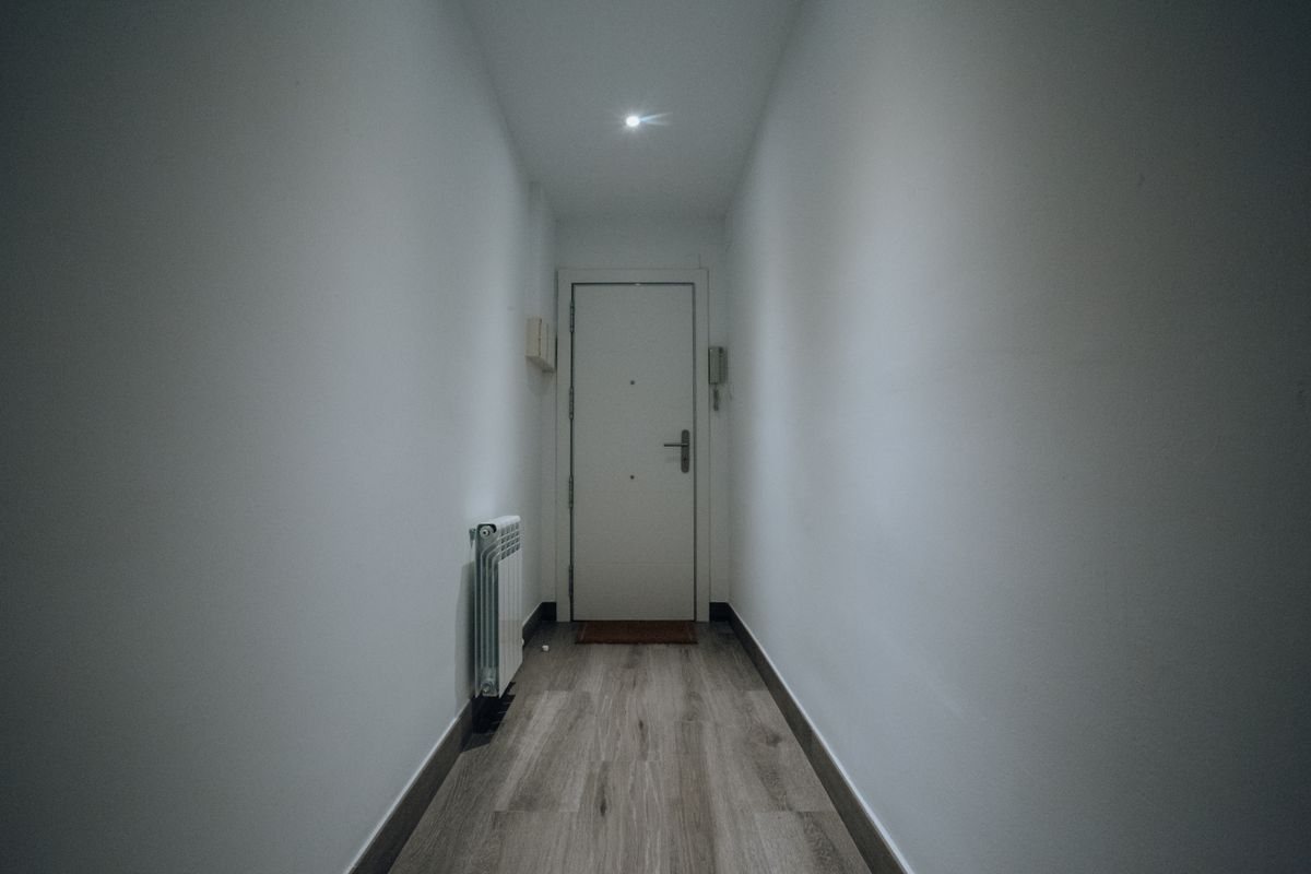 細い廊下の突き当たりにある閉じた白いドア。部屋にこもる時間も、子どもが自分を立て直すための時間になることがある