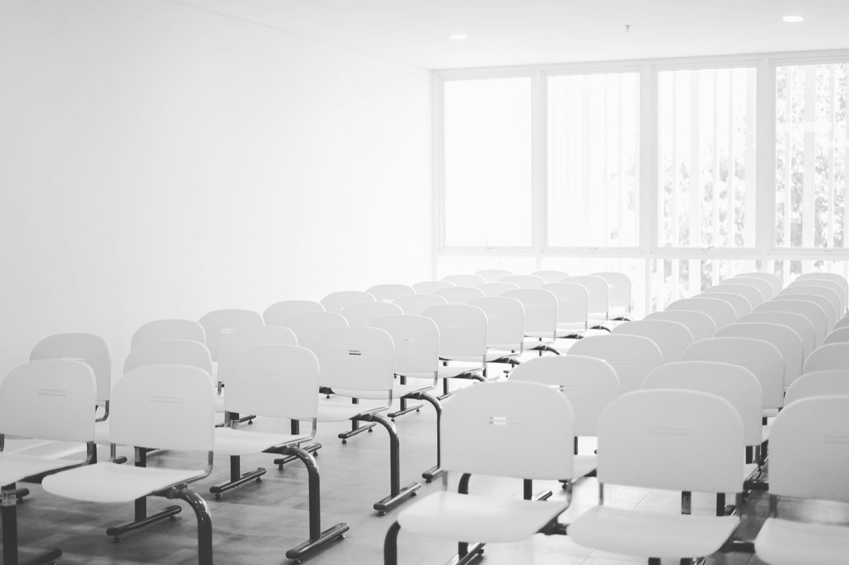 白い椅子が整然と並ぶ明るい会場。就学相談の説明会は春から初夏にかけて開かれることが多い