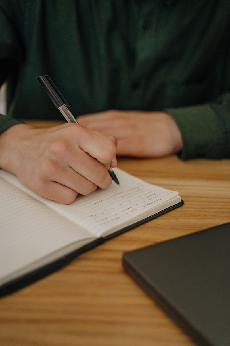受給者証の申請に向けてノートに必要書類を書き出す手元。制度の違いを整理してから動きたい